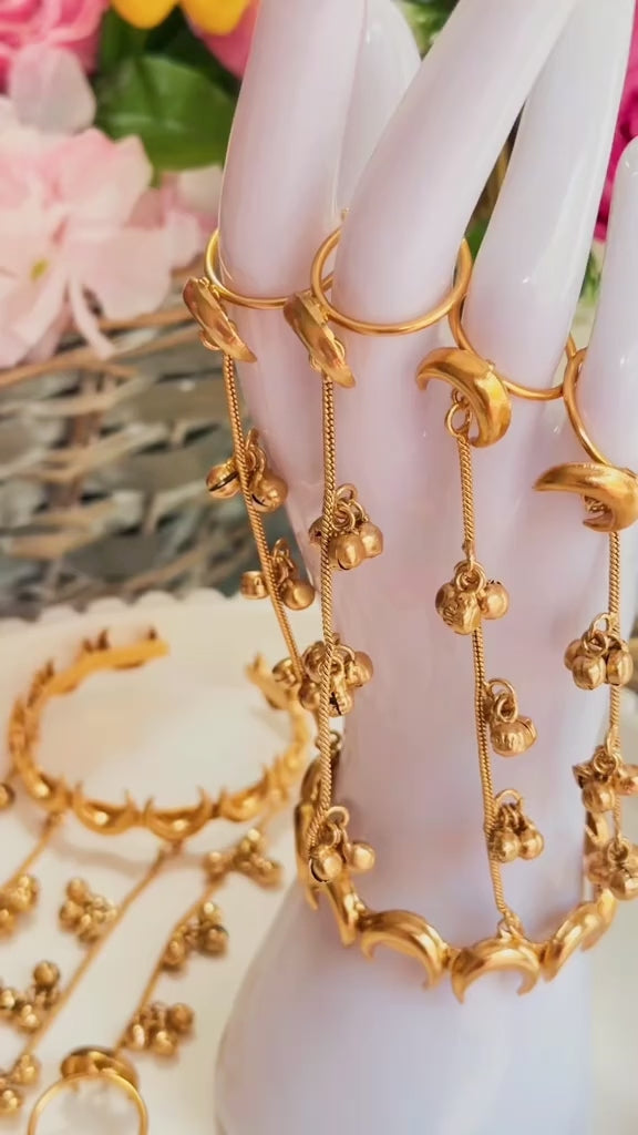 Zohra Golden Ghungru Hath Phool